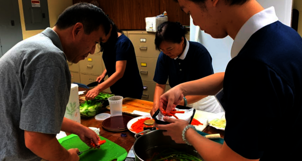 慈濟邁阿密慶祝吉祥月舉辦包壽司素食活動，廚房禮志工們忙著準備食材。（世界日報提供）