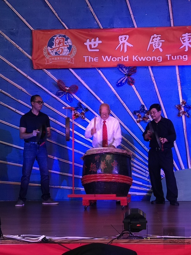 世界廣東同鄉會美亞美分會創辦人李騰光(中)擊鼓拉開序幕。