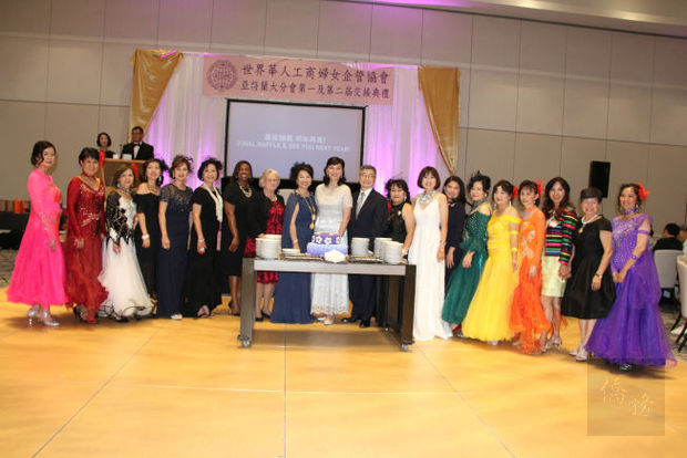 亞城世華理事、全球世華分會會員、及晚宴的賓客慶祝周年慶活動成功。（世界日報提供）