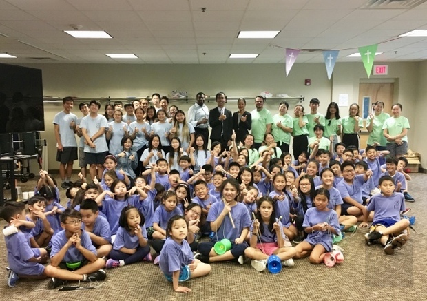 孟郡中文夏令營結業典禮團體照,後排成人立者左起吳傳柏、林威廷、林依靜、僖拿單、江海寧。(世界日報提供)