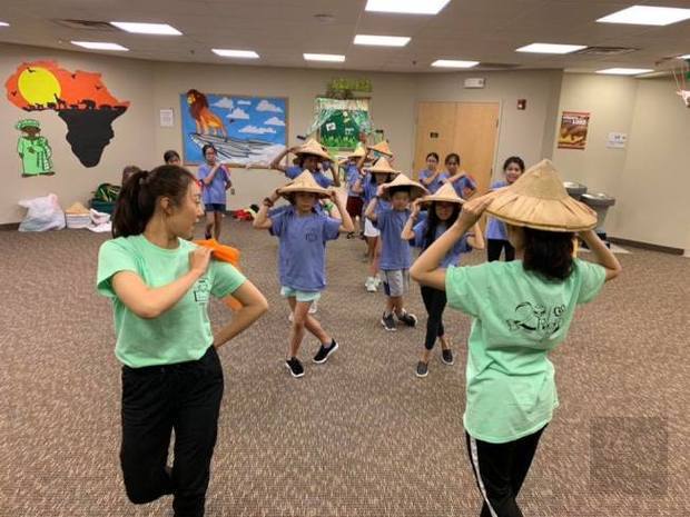 孟郡中文夏令營,台體大碩士生顏子妘與陳采甯教民族舞蹈。(世界日報提供)