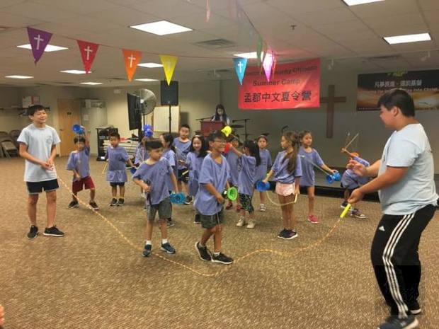 孟郡中文夏令營結業典禮,扯鈴課程受學員歡迎。(世界日報提供)