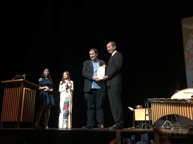 陳剛毅(右1)代表僑委會委員長吳新興頒贈Smith總編輯(右2)僑民之友榮譽章