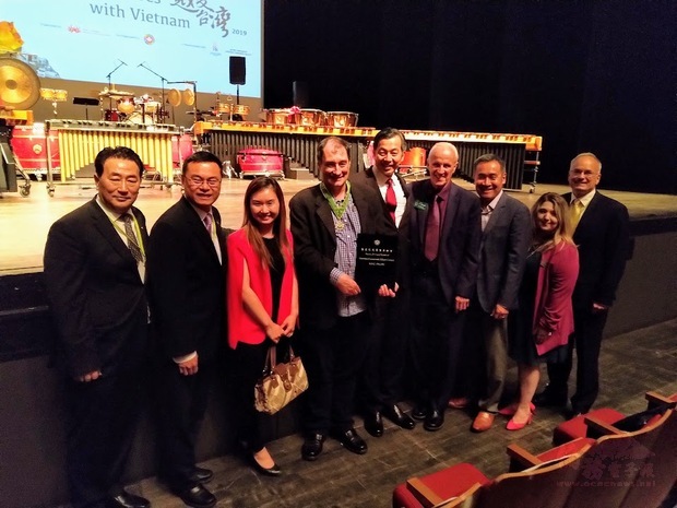 Smith總編輯(左4)獲頒僑民之友榮譽章,多位加國政要在場觀禮。