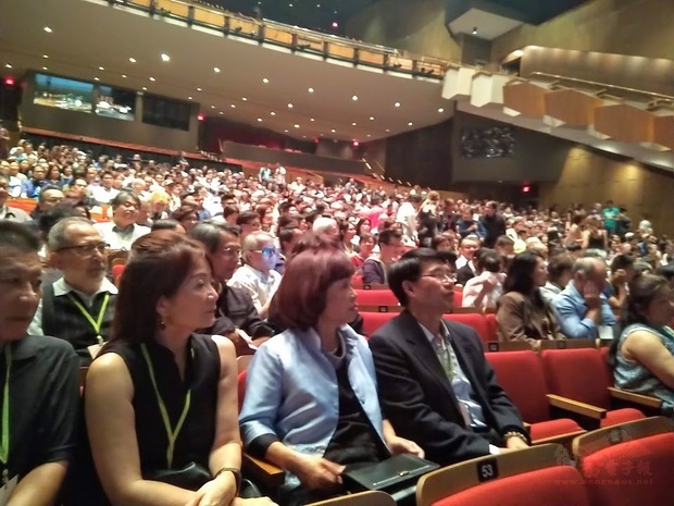 臺灣文化節開幕典禮頒發僑民之友榮譽章,近2,000人在場觀禮。