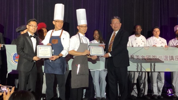 2位講座教學示範,並與餐飲系老師及學生相互合影。