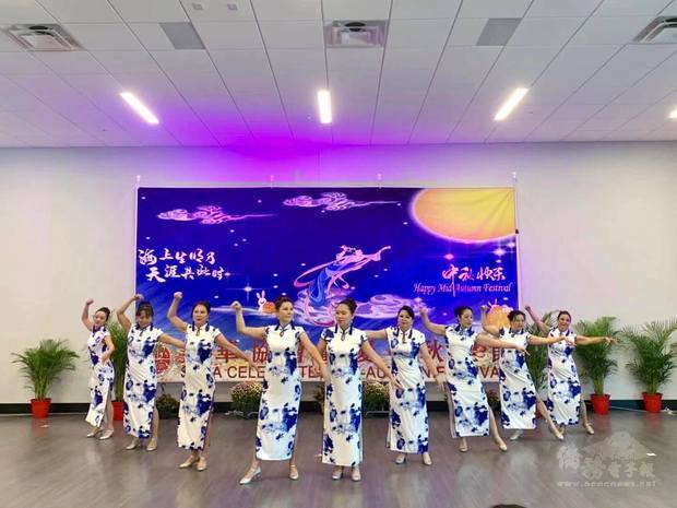 奧蘭多華人協會藝術團表演旗袍舞。