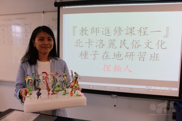 李佳陽老師教導北卡洛麗中文學校中文教師製作捏麵人。（世界日報提供）
