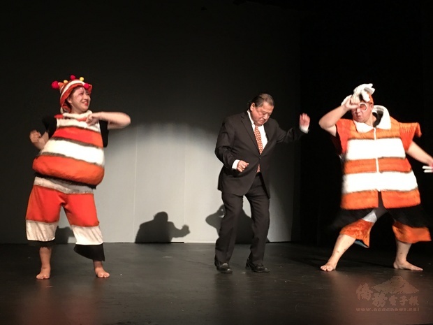 「小丑魚」邀請嘉賓上台客串，逗趣表演現場歡笑聲不絕於耳。