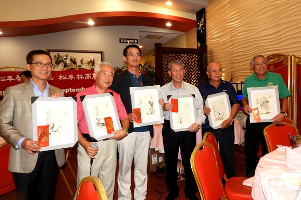 陳家彥(左三)及許勝弘(左二)與高爾夫球賽得獎者合影。（世界日報提供）