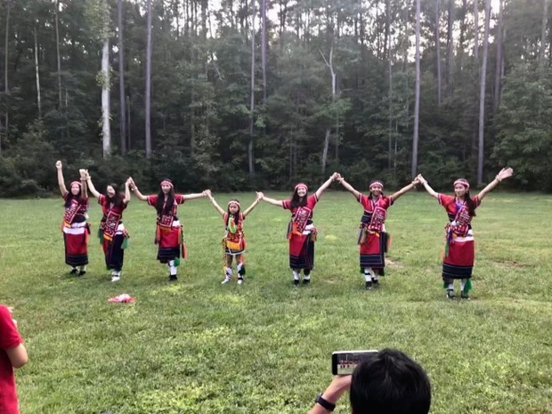 台美靚少女帶來台灣原住民舞蹈「站在高崗上」。（世界日報提供）