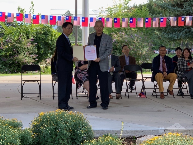 李盈興頒發榮譽職聘書予吳結興。