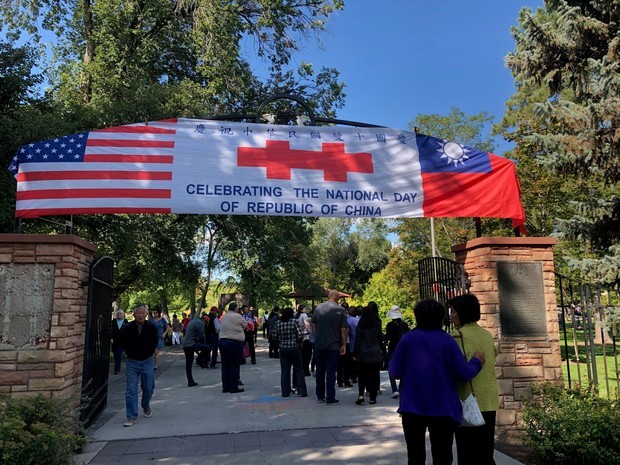 會場布置喜慶熱鬧。