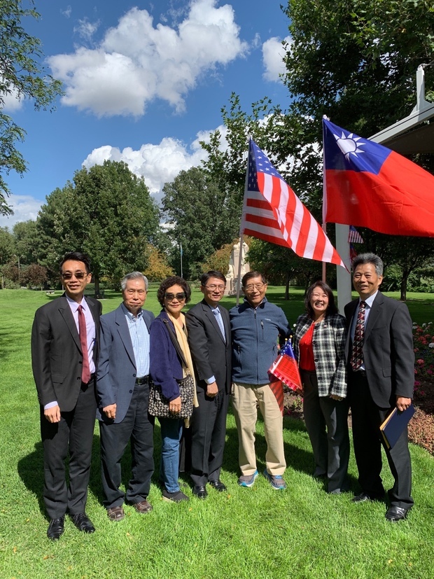 李盈興(中)及蘇上傑(左1)與榮譽職人員及當地政要合影。