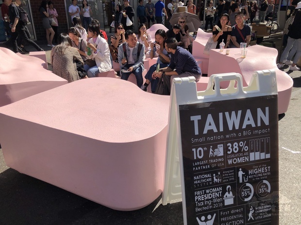 展示「臺灣加入聯合國系列活動」戶外板塊裝置藝術展,讓國際社會更加認識臺灣民主發展歷程