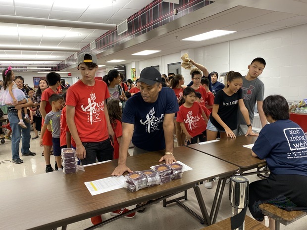 學生們排隊領取月餅。
