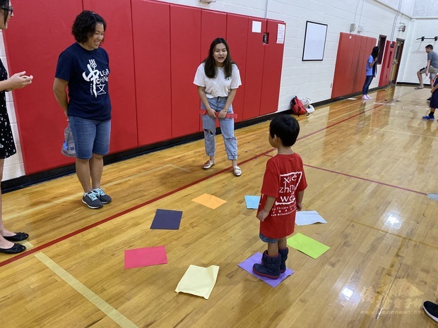 學生們參與闖關遊戲情景。