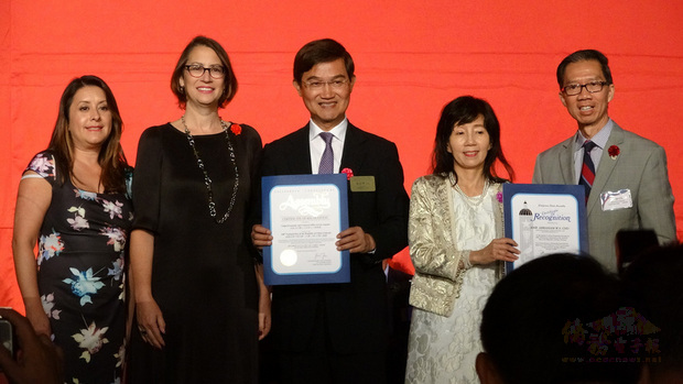 駐洛杉磯台北經濟文化辦事處處長朱文祥(中)4日在國慶酒會上接受幾名加州眾議員的感謝狀。他受訪時表示:「寄望未來的40年,我們中華民國台灣能夠跟美國建立正式邦交。」(中央社提供)