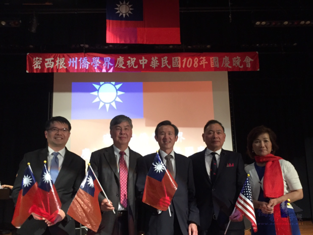 出席貴賓合影：左起：王偉讚、張正義、陳彥夆、李維灝僑務諮詢委員、傅曼玲僑務顧問