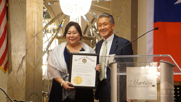 馬州州長辦公室負責小企業、少數族裔及婦女企業事務特使李亨默(Jimmy Rhee）代表州長霍根，向毛家怡頒贈賀狀。（王洋提供）