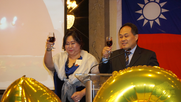 黃敏境與毛家怡邀請全場來賓共同舉杯，慶祝中華民國生日快樂，美臺友誼長存。（王洋提供）