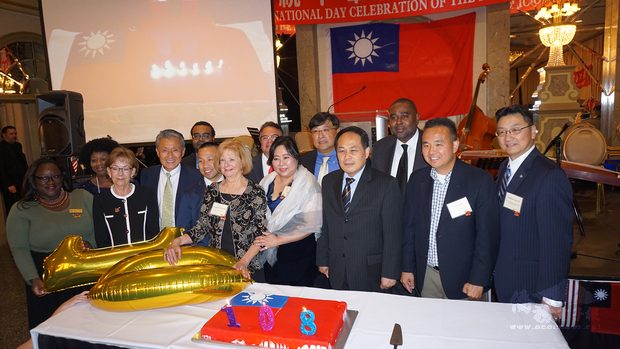 貴賓們一起在國慶蛋糕前合影留念。（王洋提供）