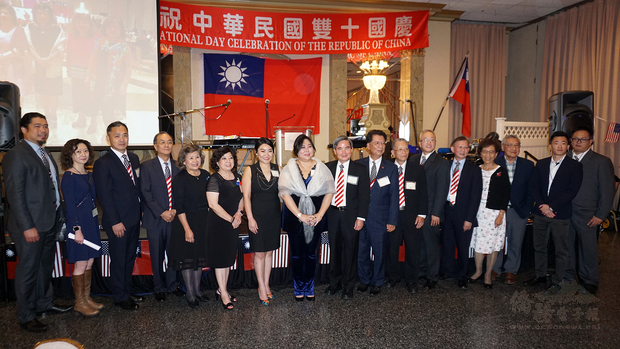 毛家怡向來賓們介紹理事顧問團隊。（王洋提供）