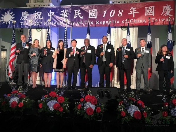 駐芝辦事處處長黃鈞耀(左五)與嘉賓們舉杯共祝國運昌隆。（世界日報提供）