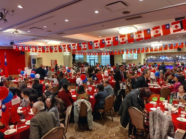 大溫哥華臺灣僑界聯合會「慶祝中華民國108年雙十國慶」晚會現場旗海飄揚。