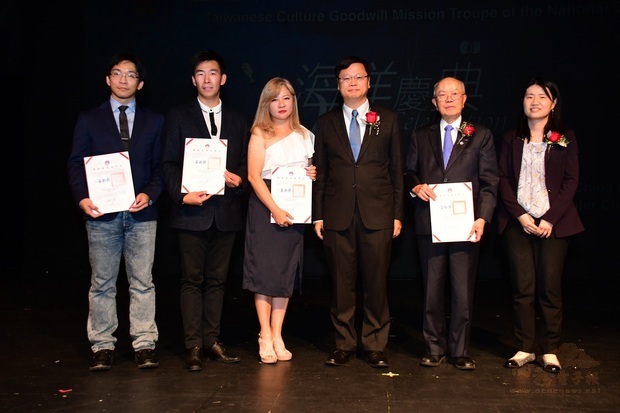 黃鈞耀頒發僑委會獎狀感謝商會支持臺灣參與WHO及WHA。