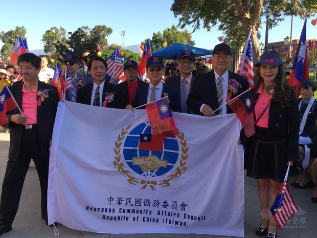 主辦單位加州臺灣同鄉聯誼會以及僑務委員護僑務委員會會旗進場。