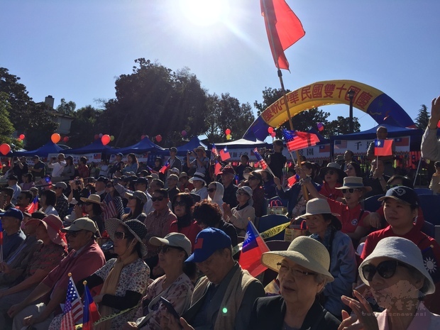 超過1,200位民眾於蒙市巴恩斯公園共同參與遊行及升旗典禮，慶祝雙十國慶。