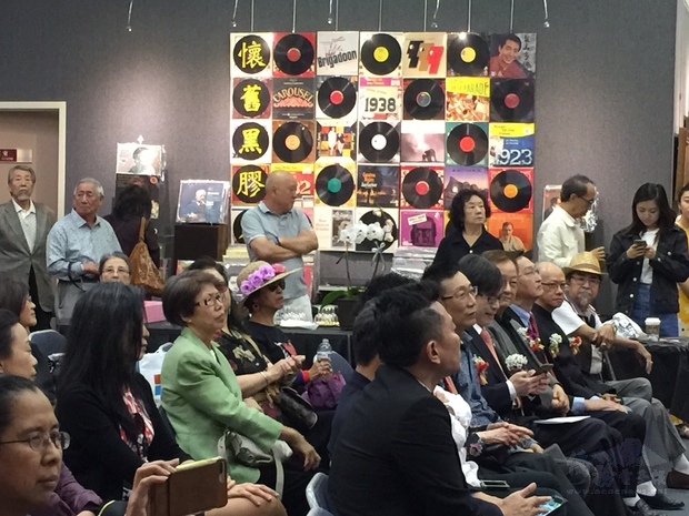 鄒森提供精心收藏的黑膠唱片，民眾踴躍觀展。