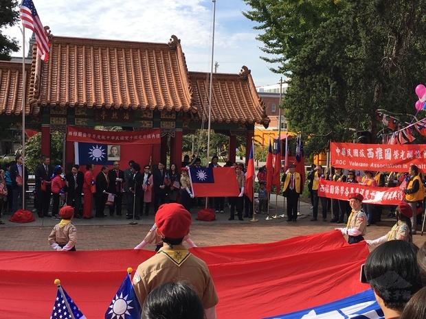 西雅圖僑學各界約400多位鄉親參與華埠慶祝雙十國慶大遊行暨升旗典禮。