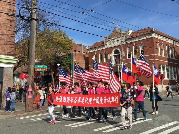 今年國慶遊行係由具百年歷史的西雅圖中華會館主辦，格具意義。