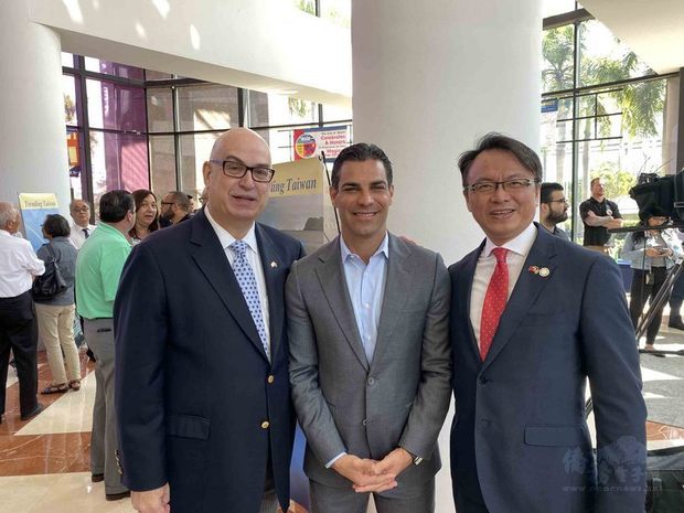 駐邁阿密辦事處處長錢冠州（右）與邁阿密市長斯瓦瑞茲（中）及邁阿密市政經理龔薩雷茲（左）於茶會現場合影。（邁阿密辦事處提供）