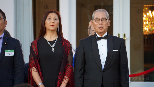 高碩泰夫婦與來賓們共唱中華民國國歌。（王洋提供）