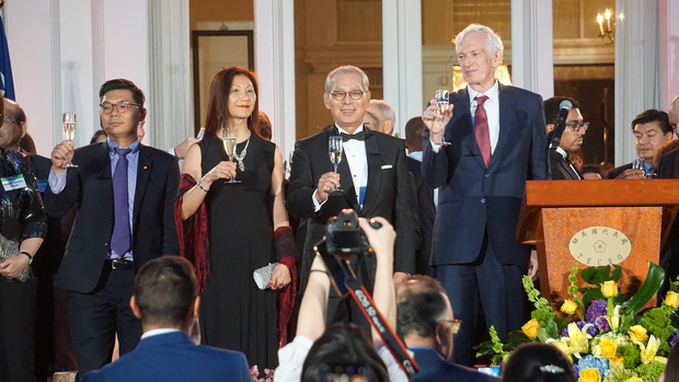 高碩泰夫婦及莫健與來賓們共同舉杯﹐慶祝中華民國108歲生日。（王洋提供）