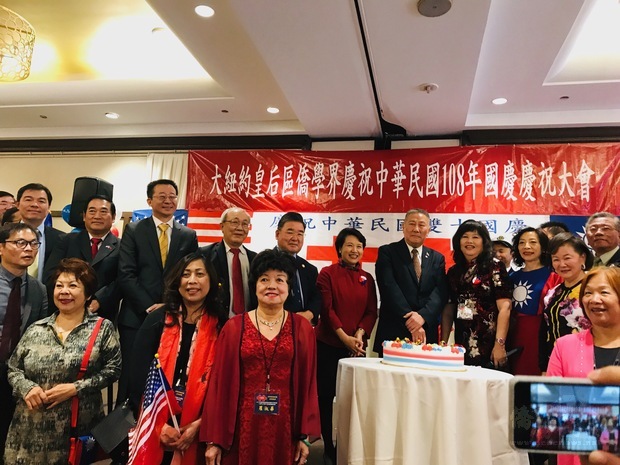 慶祝大會上準備蛋糕，大家高唱生日快樂歌，為中華民國慶生。