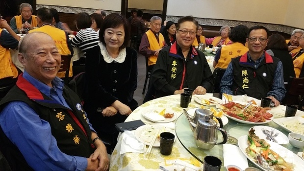 紐澤西榮光會12日舉行「國慶暨榮民節晚會」，中國國民黨駐美東支部、駐紐約分部代表出席，左起：容贛華、孫運悌、李安邦、陳尚仁。（世界日報提供）