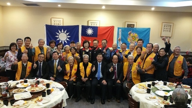 中華民國旅紐澤西榮光聯誼會「國慶暨榮民節晚會」，50名會員、眷屬同聚餐敘，座者左五起：臺建廷、黃正杰、張淵源、胡為根。（世界日報提供）