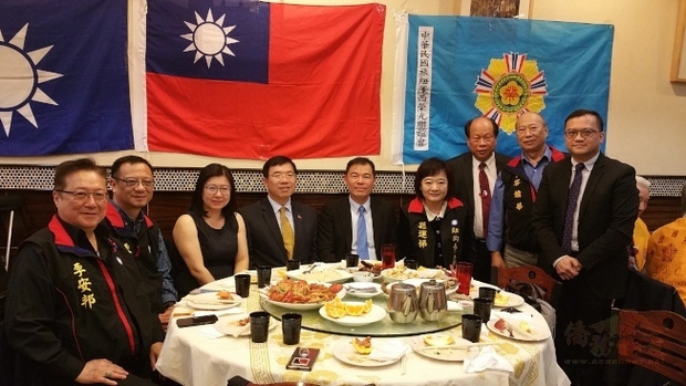 中華民國旅紐澤西榮光聯誼會12日在筷活林餐廳舉行「國慶暨榮民節晚會」，多名貴賓出席同慶。（世界日報提供）