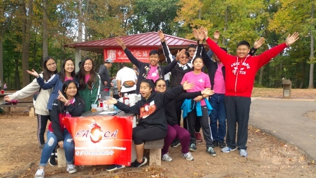 中美文化協會重陽秋遊， 12名FASCA 青少年志工訓練有素地綁條幅、端菜餚，幫助活動順利進行。（世界日報提供）