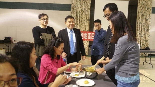 「海外民俗文化種子教師在地研習」林威廷跟著老師們練習做綠豆糕，黃正杰高興的從旁鼓勵。（世界日報提供）