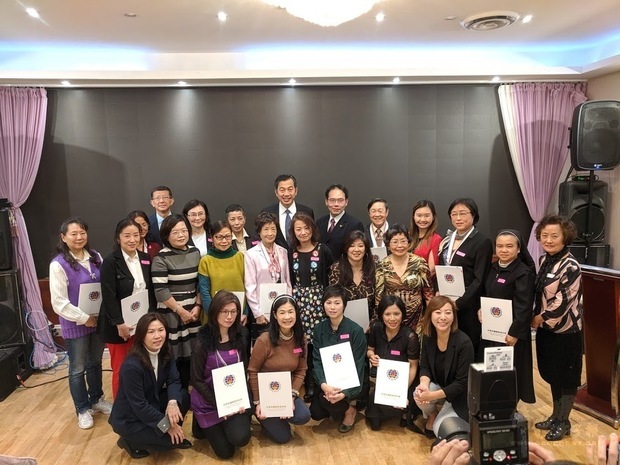 加西中文僑校聯合會2019敬師茶會，受表揚教師與來賓合影。