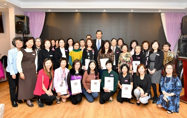 加西中文僑校聯合會2019敬師茶會，受表揚教師與聯合會理事群合影。