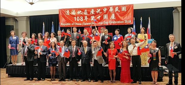 榮光會護持中華民國及美國國旗入場，全僑在悠揚伴奏中同唱中美國歌。