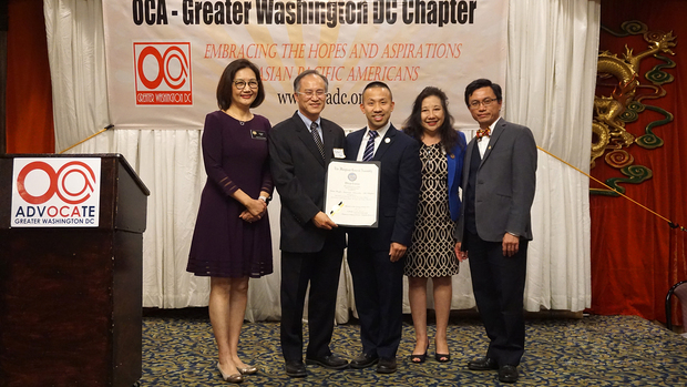 馬州州參議員李鳳遷和林立圖﹑州眾議員齊莉莉共同為晚會頒贈州議會賀狀。