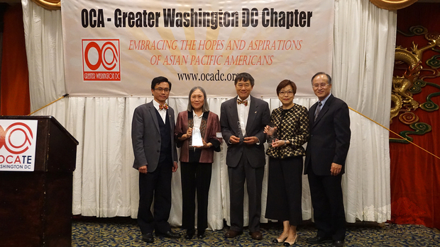華府美華協會共同主席蔡德良和李偉智﹐與三位受表彰的傑出亞太裔人士﹕華裔作家李王泰瑛(Veronica Li)﹔馬大校長陸道逵(Wallace D. Loh)﹔馬州蒙郡社區事務辦公室主任林楊學明(Betty H. Lam)。