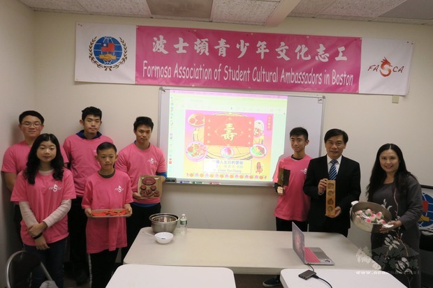 歐宏偉(右二) 、張君芳(右一)及學員介紹臺灣傳統慶生習俗。